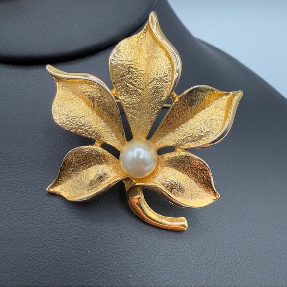 Vintage Gold Bushed Leaf Brooch and Faux Pearl Stud Earring Set - Picture 3 of 14